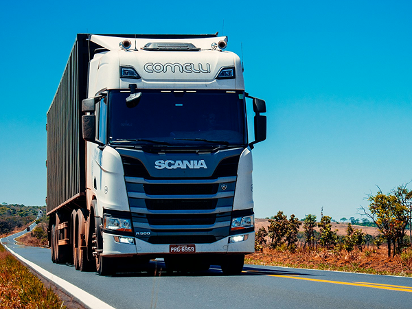 camion Camión Scania circulando por una carretera.